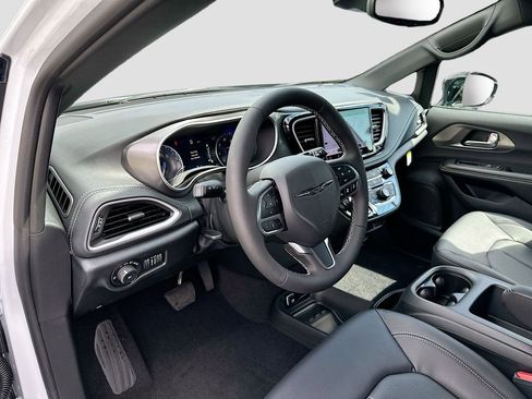 New 2026 Chrysler Pacifica Select image 11