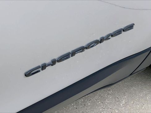 Used 2016 Jeep Cherokee Sport FWD image 10