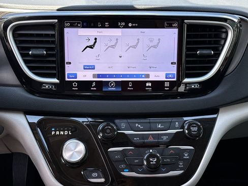 Used 2023 Chrysler Pacifica Touring-L FWD image 16