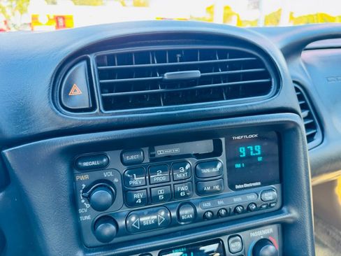 Used 2004 Chevrolet Corvette 2D Coupe w/ Roof Package image 21