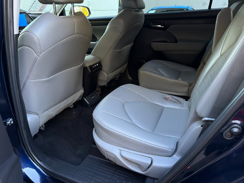 Used 2023 Toyota Highlander XLE AWD/4WD image 21