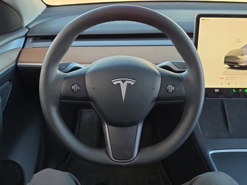 Used 2025 Tesla Model Y Long Range image 16