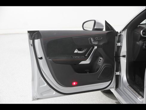 Used 2023 Mercedes-Benz CLA 250 4MATIC image 4
