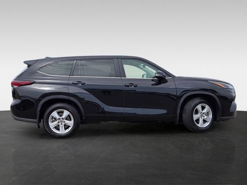 Used 2024 Toyota Highlander LE AWD/4WD image 4