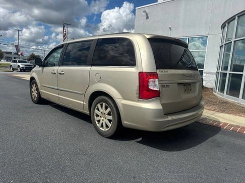 Used 2013 Chrysler Town & Country Touring FWD image 9