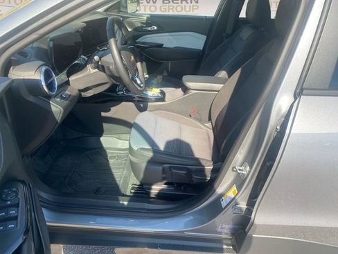 Used 2025 Chevrolet Trax LT w/ Driver Confidence Package image 9