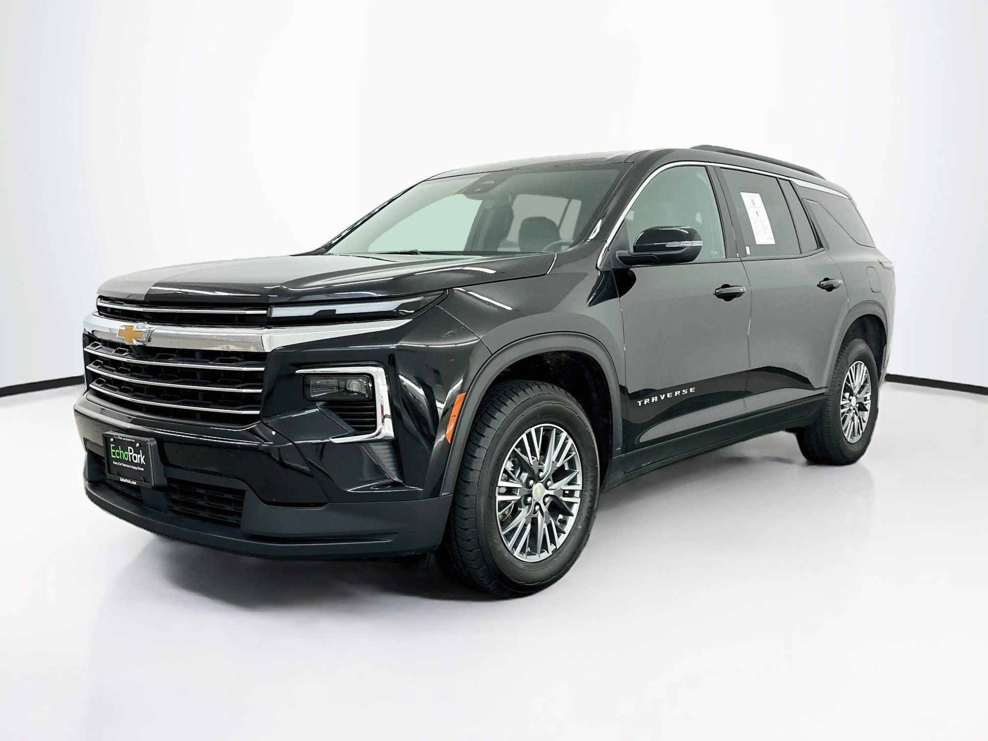 Used 2025 Chevrolet Traverse LT AWD/4WD image 3
