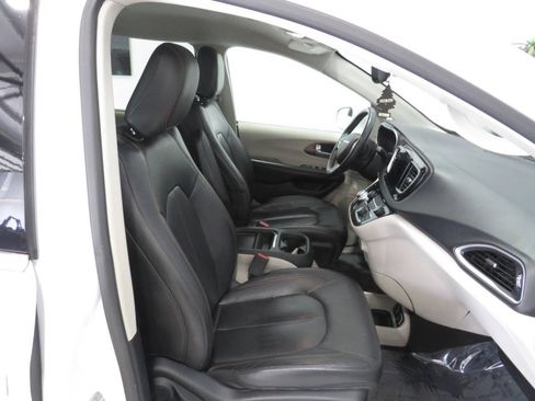 Used 2017 Chrysler Pacifica Touring-L FWD image 10