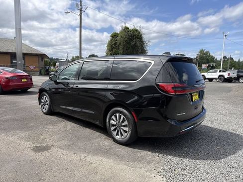 Used 2024 Chrysler Pacifica Limited FWD image 3