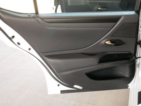 Used 2025 Lexus ES 300h w/ Premium Package image 24