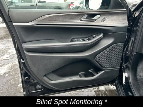 Used 2024 Jeep Grand Cherokee L Limited image 13