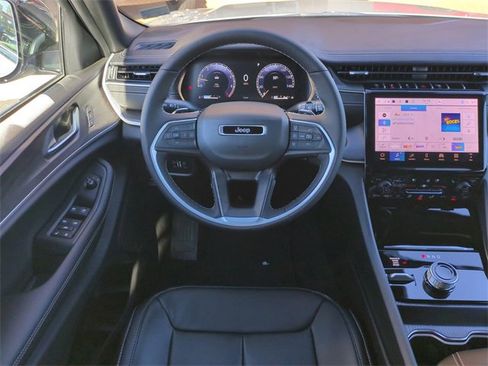 New 2025 Jeep Grand Cherokee Limited w/ Luxury Tech Group II image 16