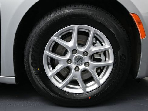 Used 2023 Chrysler Voyager LX image 14