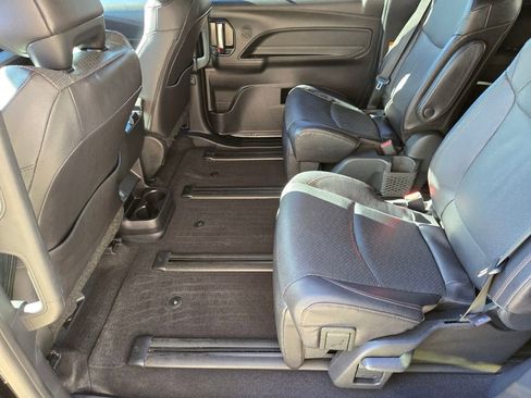 Used 2025 Toyota Sienna Limited image 13