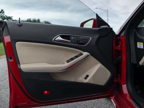 Used 2014 Mercedes-Benz CLA 250 image 37