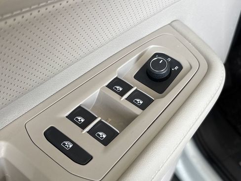 Used 2025 Volkswagen Atlas SE FWD image 17