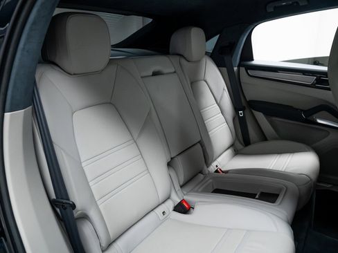 Used 2020 Porsche Cayenne Turbo S image 22