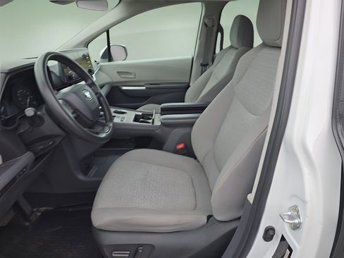 Used 2024 Toyota Sienna LE image 11