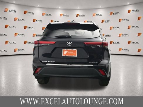 Used 2022 Toyota Highlander XLE AWD/4WD image 4