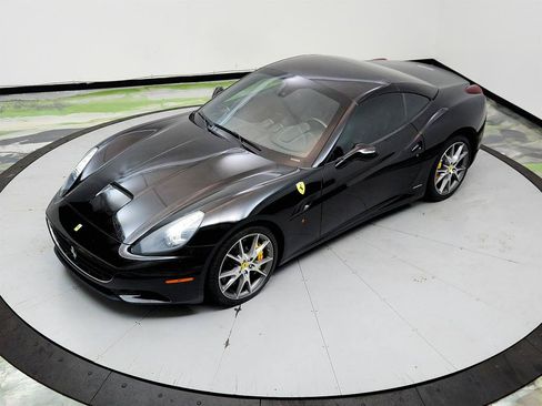 Used 2010 Ferrari California RWD image 25