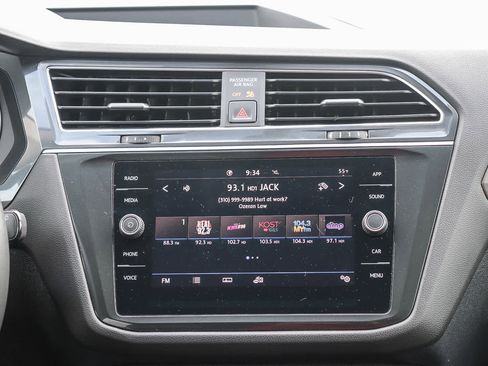 Used 2020 Volkswagen Tiguan SE w/ Panoramic Sunroof Package image 18