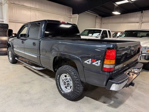 Used 2005 GMC Sierra 2500 SLT w/ Heavy-Duty Power Package AWD/4WD image 2