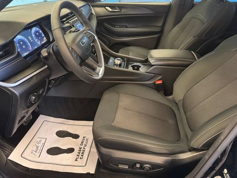Used 2025 Jeep Grand Cherokee Laredo X w/ Luxury Tech Group I AWD/4WD image 16