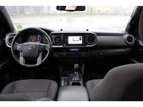 Used 2017 Toyota Tacoma TRD Off-Road w/ Premium & Technology Package image 10