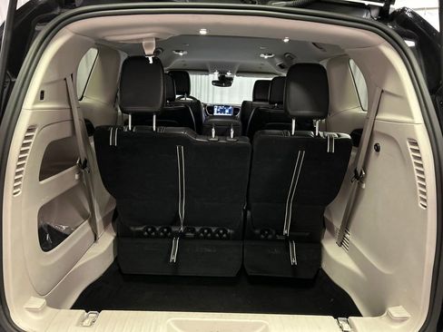 Used 2024 Chrysler Pacifica Touring-L image 25