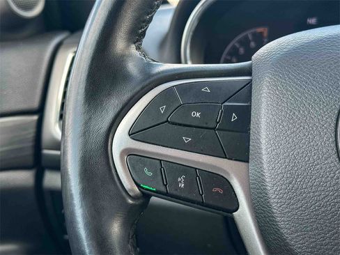 Used 2019 Jeep Grand Cherokee Laredo image 28