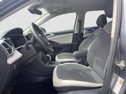 Certified 2025 Volkswagen Taos SE w/ Black Wheel Package FWD image 9