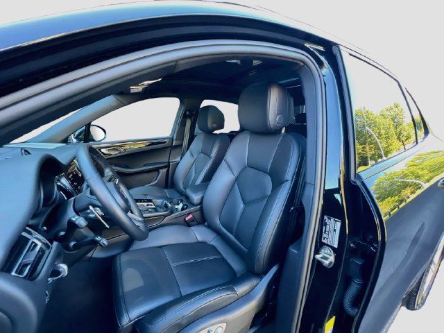 Certified 2026 Porsche Macan AWD/4WD image 5