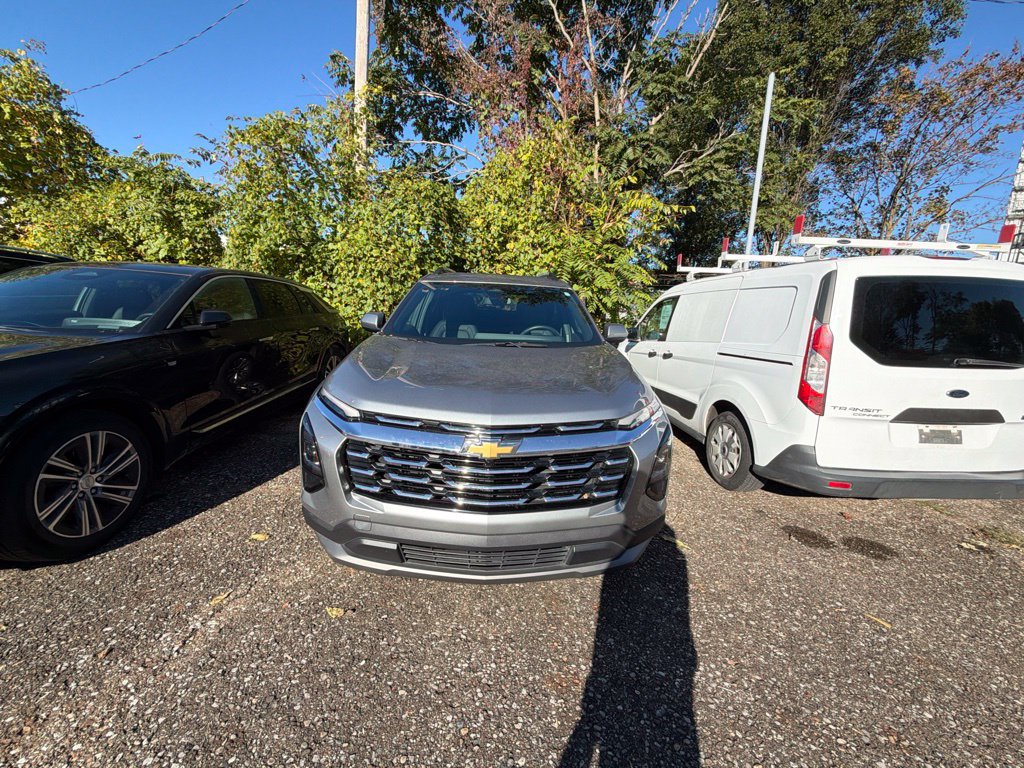 Used 2025 Chevrolet Equinox LT w/ Convenience Package II AWD/4WD image 2