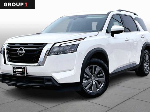 Used 2025 Nissan Pathfinder SV image 1