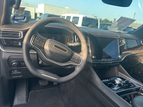 Used 2022 Jeep Wagoneer Series III w/ Premium Group I AWD/4WD image 7