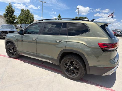 Used 2024 Volkswagen Atlas Peak Edition SE AWD/4WD image 4