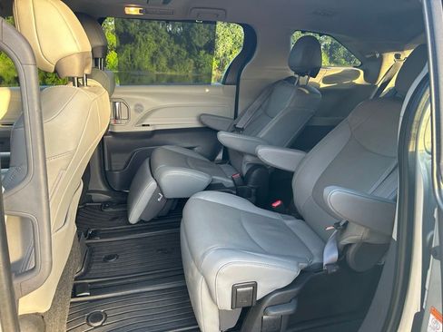 Used 2022 Toyota Sienna Limited FWD image 15