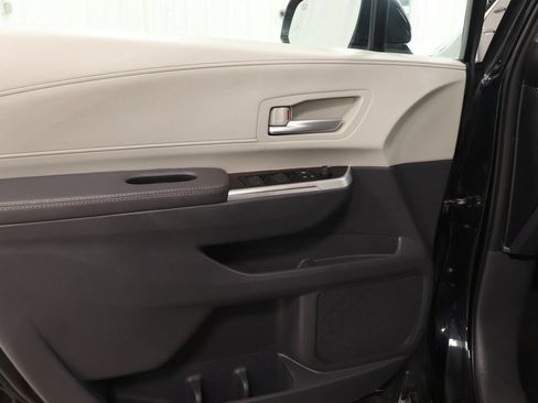 Used 2021 Toyota Sienna XLE FWD image 25