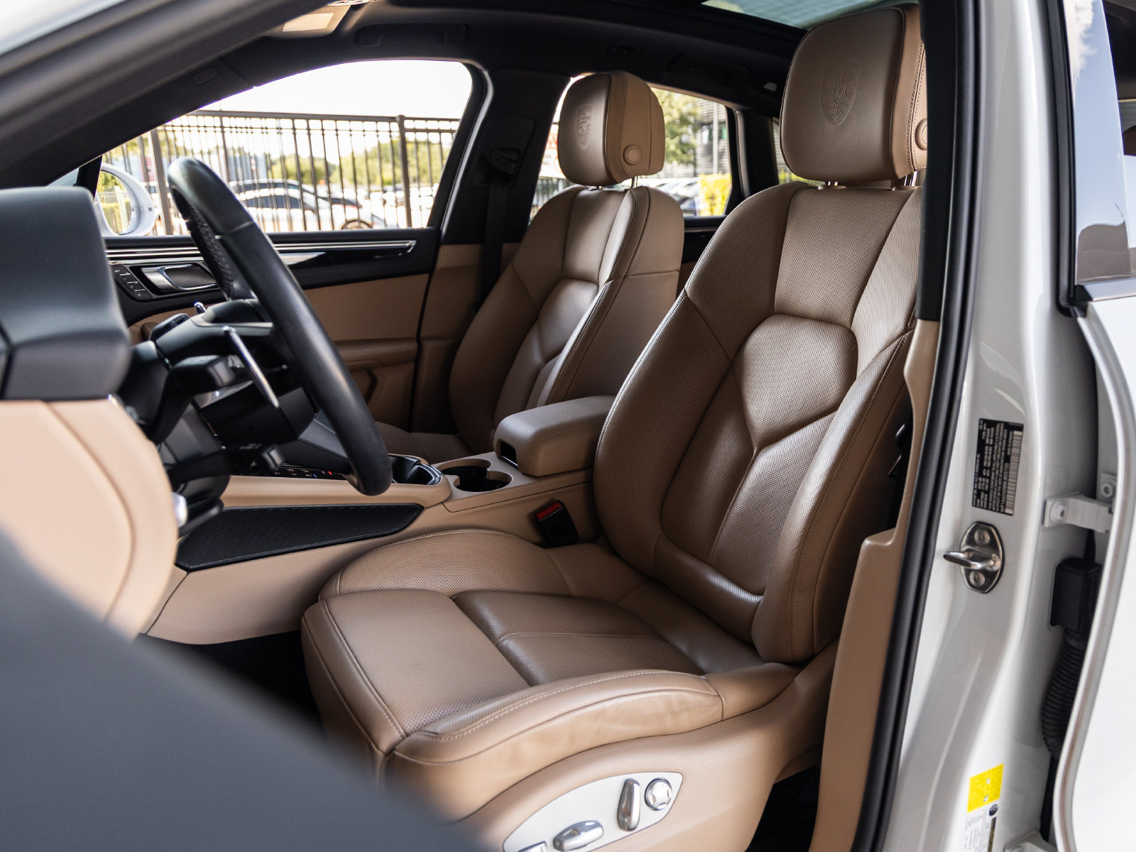 Certified 2024 Porsche Macan AWD/4WD image 5
