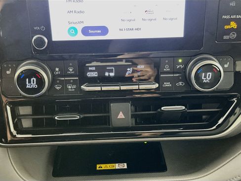 Used 2024 Toyota Highlander XLE AWD/4WD image 23