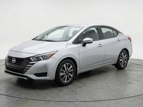 Used 2025 Nissan Versa SV image 2