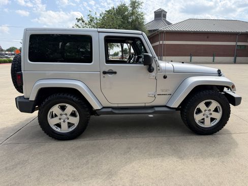 Used 2011 Jeep Wrangler Sahara w/ Connectivity Group AWD/4WD image 8