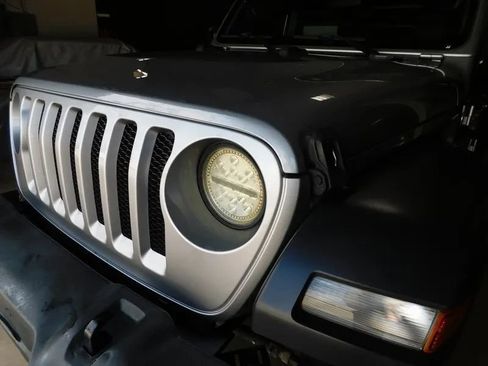 Used 2018 Jeep Wrangler Unlimited Sport S image 11