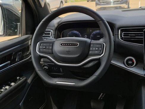 Used 2024 Jeep Wagoneer L Series II RWD image 7