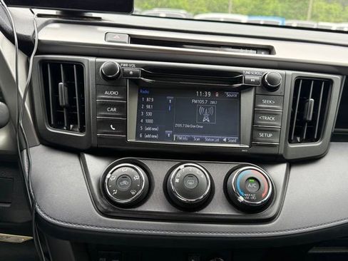 Used 2018 Toyota RAV4 LE FWD image 18