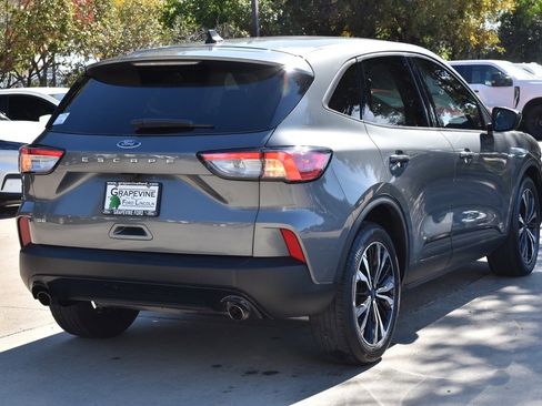 Used 2022 Ford Escape SE w/ SE Sport Appearance Package image 8
