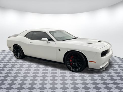 Used 2015 Dodge Challenger SRT Hellcat image 1