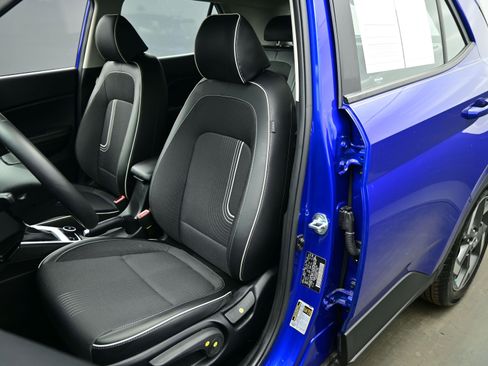 Certified 2025 Hyundai Venue Limited image 11