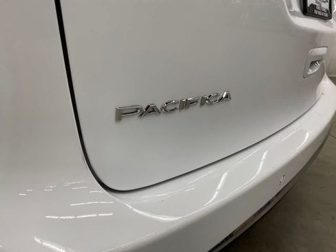 Used 2024 Chrysler Pacifica Touring-L FWD image 10