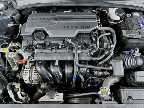 Used 2022 Hyundai Elantra Limited image 32